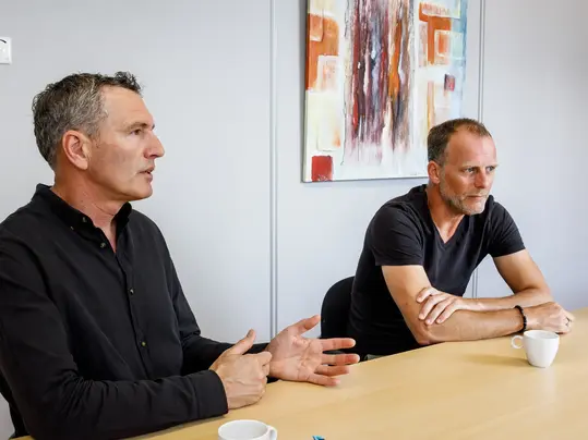 Marco Kooij en Dino Brouwer leggen het ontwikkeltraject van 626 pastategellijm uit